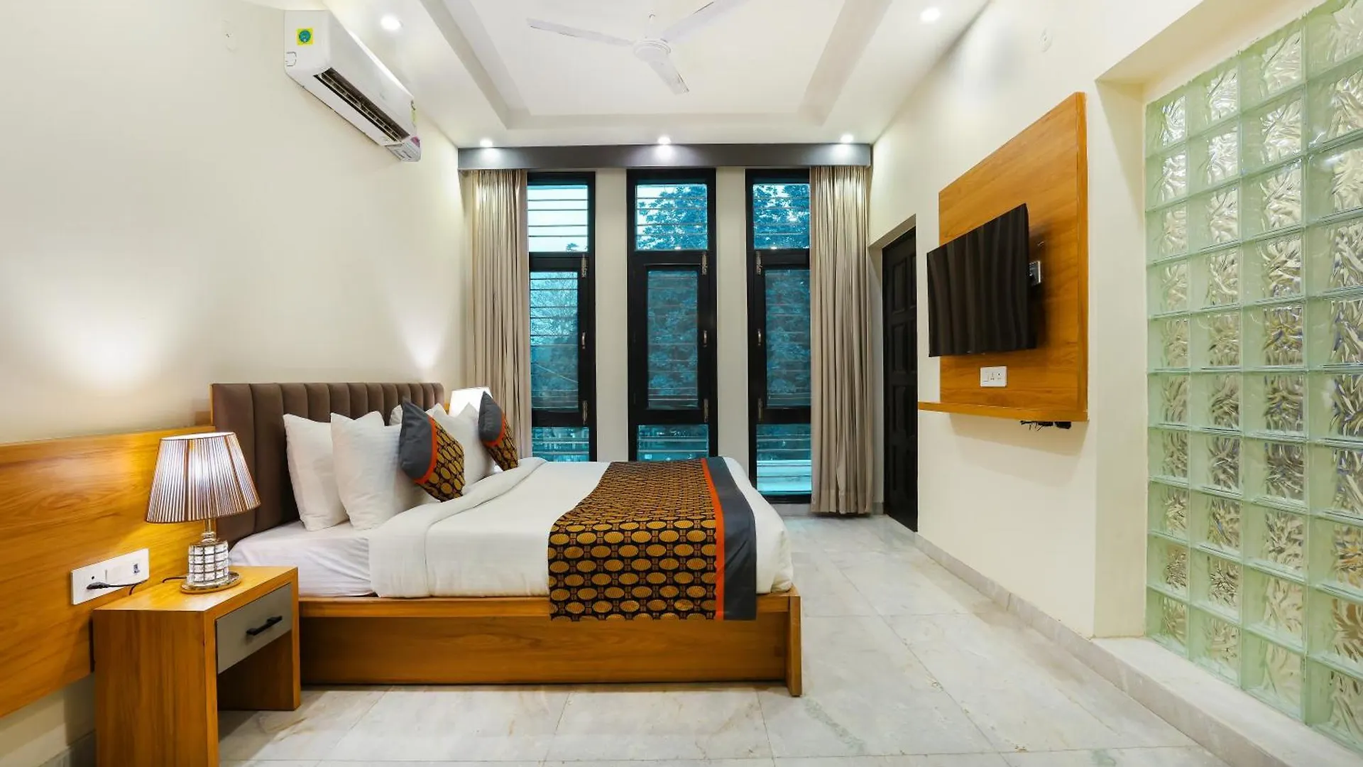 Opo Essential Hotel Gurgaon 3*,